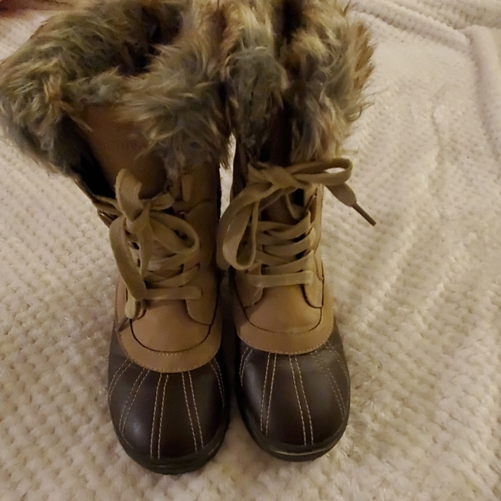 Mid length snow boots